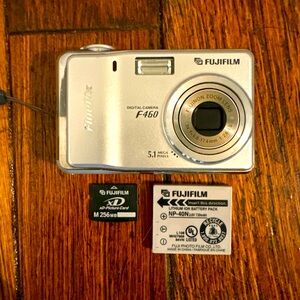 Fujifilm FinePix F460 Digital Camera 5.1MP